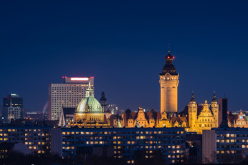 Blick zum Rathaus und Bundesverwaltungsgericht in Leipzig am Abend