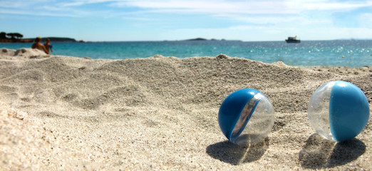 Obraz premium Game on the beach with plastic marbles