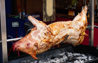 cerdo asado en fuego de una fogata