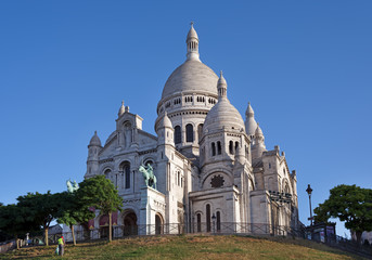 Sacré cœur basilica on Montmartre mound