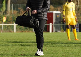 Fototapeta premium le soigneur au football