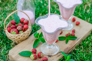 Strawberrie smoothie outside summer