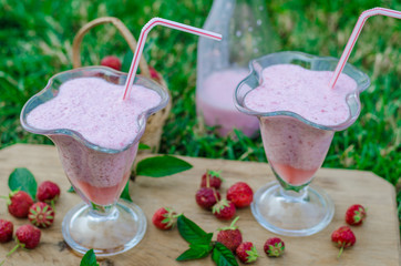 Strawberrie smoothie outside summer