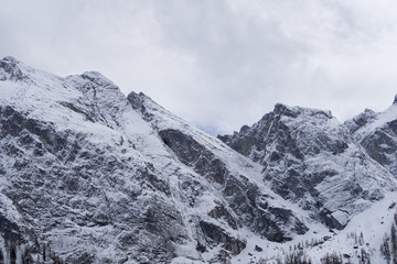 Fototapeta na wymiar Blick auf schneebedeckten Berge in den bayrischen Alpen 