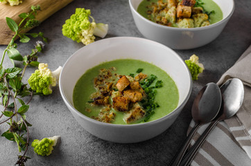 Green cauliflower soup