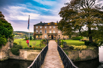 Fototapeta na wymiar Walton Hall in a scenic setting of rolling parkland with its own lake.