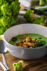 Green cauliflower soup