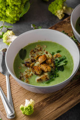 Green cauliflower soup