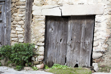 Puerta vieja en Mogarraz