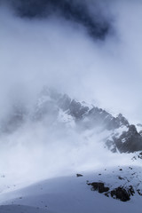 Szczyty wysokich gór wychodzą z mgły