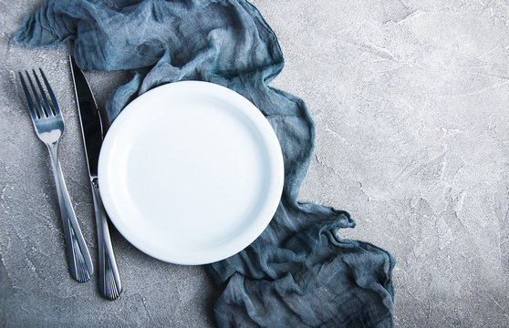 Empty white plate with nupkin