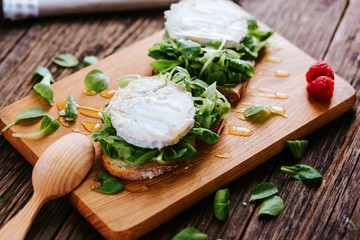  Rye bread - bread of your own baking, goat's cheese, lamb's lettuce, honey
