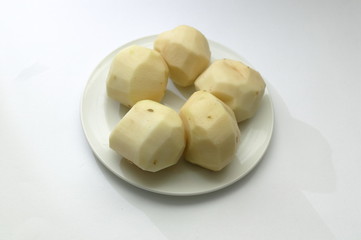 皮を剥いたじゃがいも