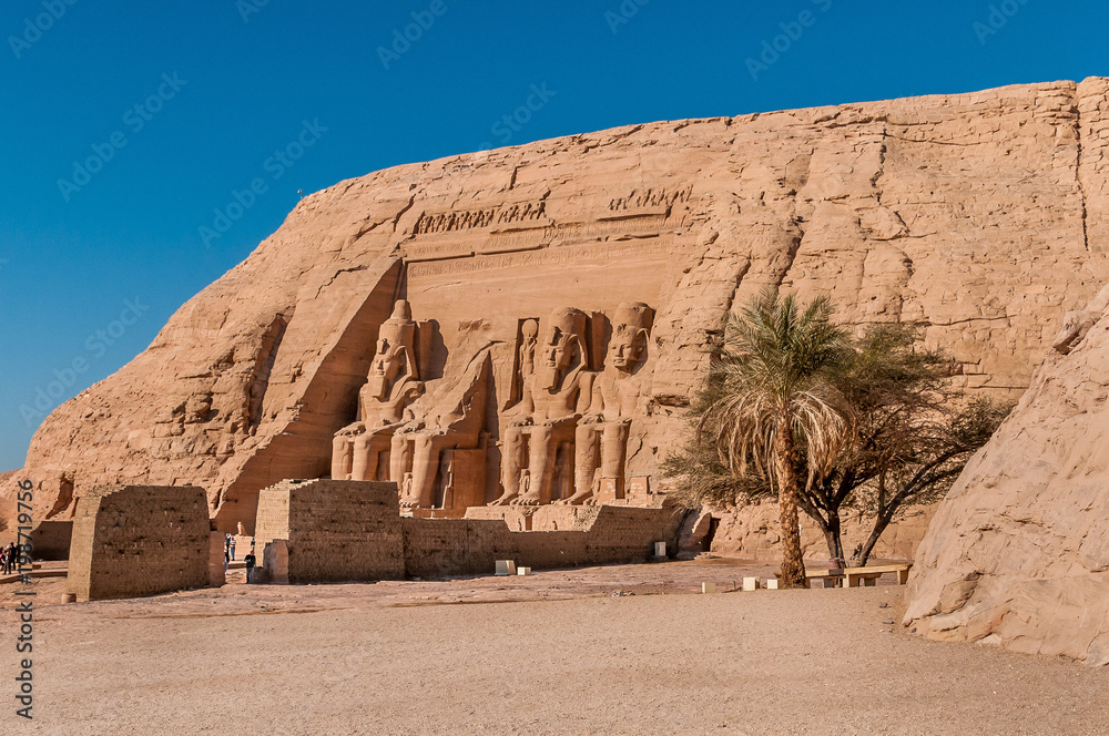 Wall mural colossus of the great temple of ramesses ii, abu simbel, egypt.