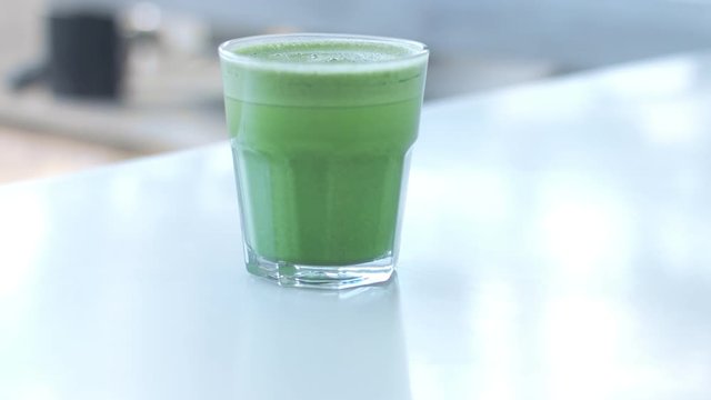 short dynamik clip zoom to glass with matcha latte