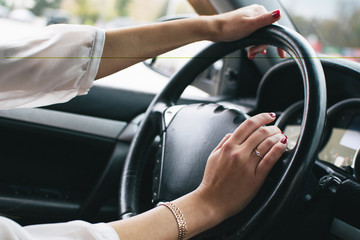 Naklejka premium Young lady driving a car