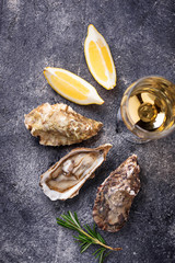 Fresh oysters with lemon and white wine