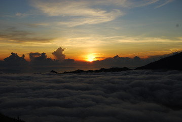 Fototapeta na wymiar Lever de soleil volcan Batur Bali Indonésie