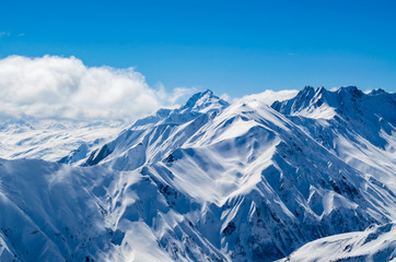 Drone uitzicht op de Alpen met zonnig weer heldere luchten