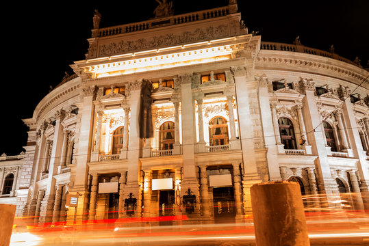 Wiener Burgtheater bei Nacht