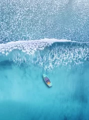 Fototapete Hellblau Welle und Boot am Strand als Hintergrund. Schöner natürlicher Hintergrund zur Sommerzeit aus der Luft