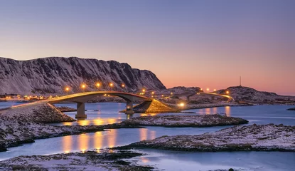 Photo sur Plexiglas Atlantic Ocean Road Bridge and high mountains during sunset. Natural landscape in the Norway