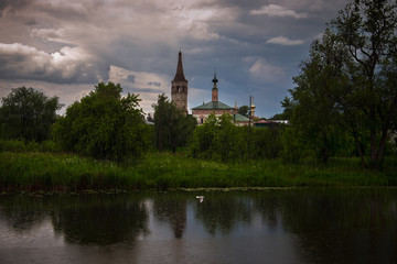 Obraz premium Rain on the river. Suzdal. Russia.