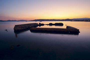 Un merveilleux couché de soleil sur des vieux remparts immergés