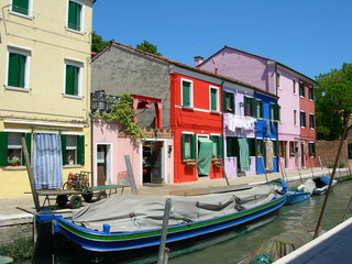 Burano, kolorowe domy na wyspie w lagunie weneckiej - obrazy, fototapety, plakaty