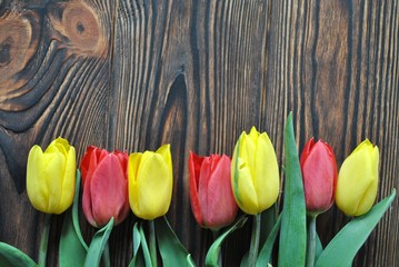 Tulipany na tke rustykalnych desek