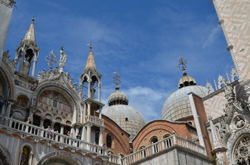 Patrząc w górę na bazylikę św. Marka, Wenecja - obrazy, fototapety, plakaty