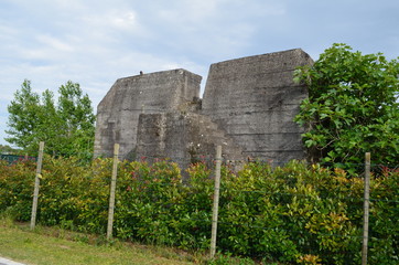 Włochy, Punta Sabbioni, bunkry, stare budowle obronne w domowych ogrodach