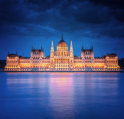 Fototapeta premium Famous Hungarian Parliament in dusk