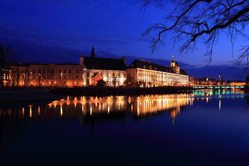 Panorama wieczorowo nocna, Uniwersytet Wrocławski nad rzeką Odrą. - obrazy, fototapety, plakaty