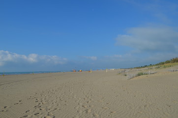 Fototapeta na wymiar Szeroka piaszczysta plaża nad Adriatykiem, Punta Sabbioni, Włochy