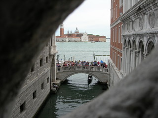 Widok przez okienko z Mostu Westchnień, Wenecja