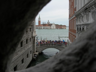 Widok przez okienko z Mostu Westchnień, Wenecja