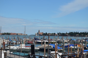 Wenecja, weneckie łodzie na kanale - obrazy, fototapety, plakaty