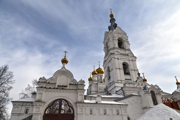 Fototapeta na wymiar Колокольня Святотроицкого монастыря в Перми