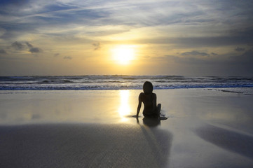 Obraz na płótnie Canvas amazing beautiful sunset beach scenic view with silhouette of wo