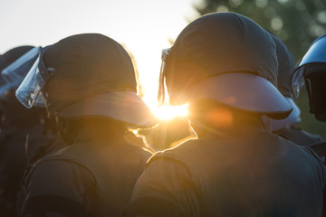 Polizei in Rüstung von hinten