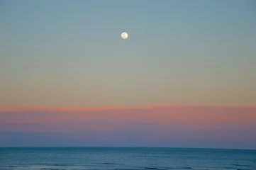 Papier Peint photo Lavable Mer / coucher de soleil Moon at sunset in the beach