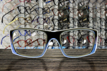 Okulary na półce w salonie optycznym.