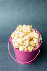 Caramel popcorn in a pink bucket