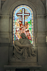 Kirchenfenster, buntes Fenster im Mausoleum, Kirche auf dem Cementerio de Cristóbal Colón,...
