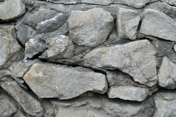 A stone wall made of unprocessed cobblestone.
