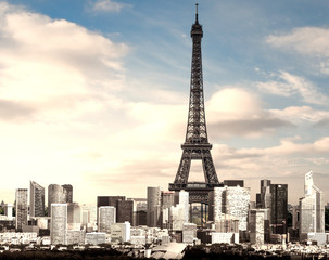 la Torre Eiffel sovrasta Parigi