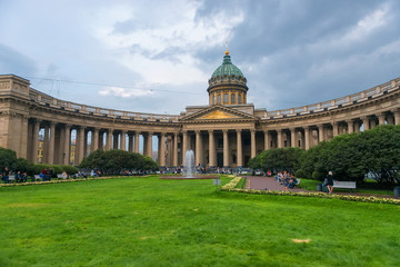 Obraz premium RUSSIA, SAINT PETERSBURG - AUGUST 18, 2017: View of the Kazan Cathedral (Kazanskiy Kafedralniy Sobor) in Saint Petersburg. The construction was started in 1801 and continued for 10 years.