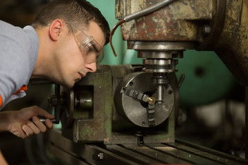 Metal Milling Machine And Manual Woker Photo