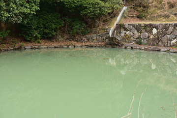 日本の山の中のため池